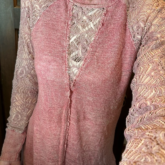 GIMMICKS BY BKE, BUCKLE Jeans Pink Mauve Washed Knit Lace Long Sleeve Top Sz XS - Picture 3 of 16